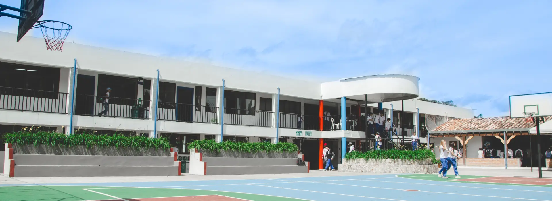 Canchas y paisaje campestre del Colegio Anglo Español