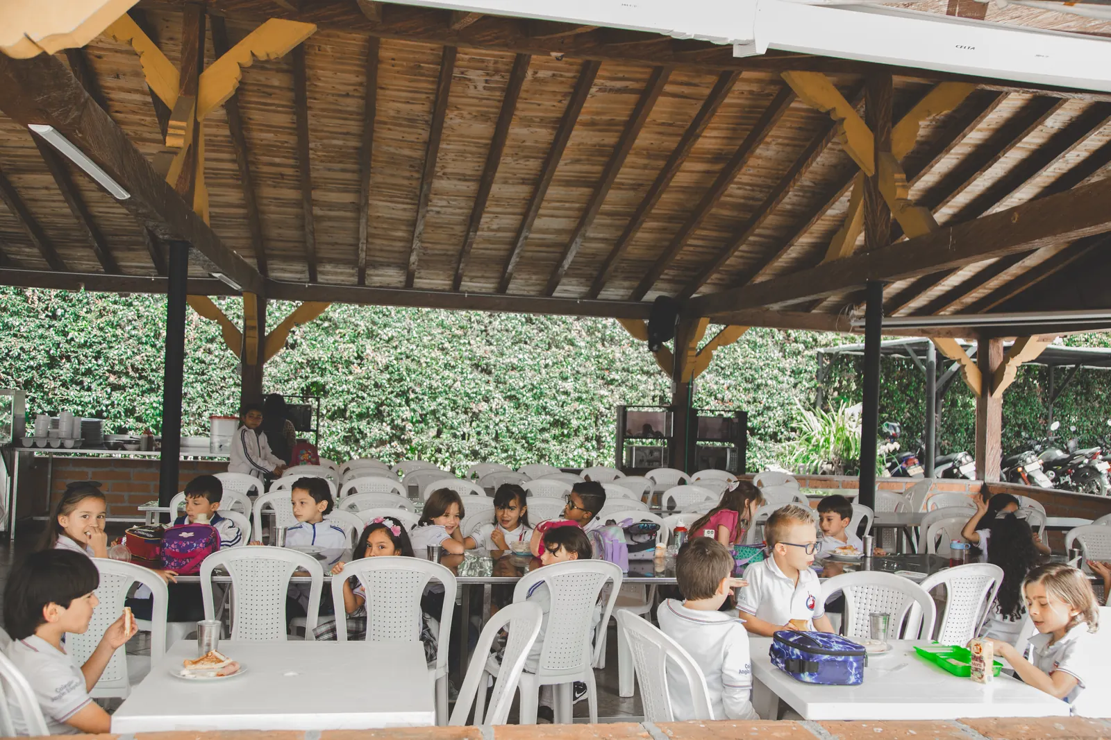 Estudiantes compartiendo en el comedor escolar