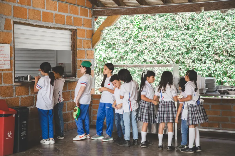 Estudiantes en la fila del restaurante escolar